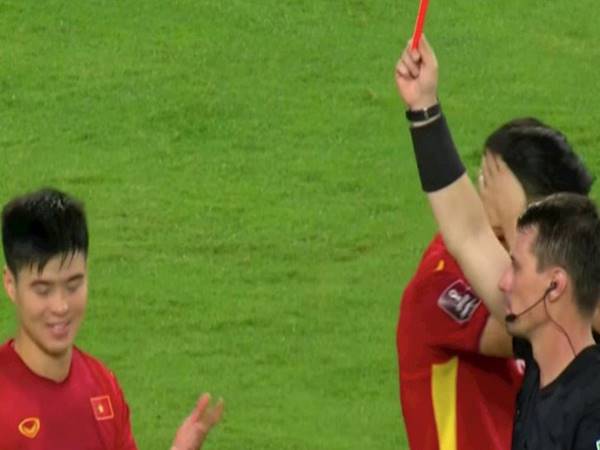 Bóng đá VN 4/7: Trụ cột ĐT Việt Nam thoát thẻ đỏ nhờ sai lầm của trọng tài