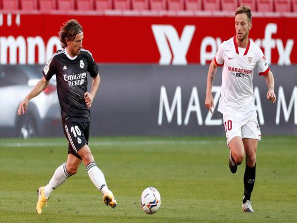 Bật tường trong bóng đá là gì? Ưu điểm của kỹ thuật ra sao